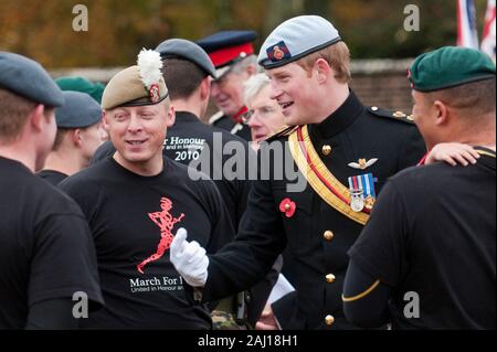 Il principe Harry apre ufficialmente la Wootton Bassett campo di ricordo presso Lydiard Park vicino a Swindon. Il memoriale di un campo è dedicato a Wootton Bassett in riconoscimento del suo ruolo nei rimpatri di coloro i quali che sono stati uccisi nel corso di conflitti armati che passano attraverso la città. Foto Stock