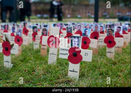 Il principe Harry apre ufficialmente la Wootton Bassett campo di ricordo presso Lydiard Park vicino a Swindon. Il memoriale di un campo è dedicato a Wootton Bassett in riconoscimento del suo ruolo nei rimpatri di coloro i quali che sono stati uccisi nel corso di conflitti armati che passano attraverso la città. Egli pose una croce di legno per il suo amico Caporale Jonathan Woodgate che era nella casa della Cavalleria e fu ucciso a piedi in pattuglia Sangin, Helmand. Foto Stock