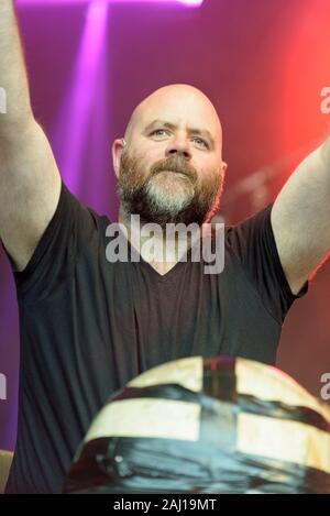 Ged Lynch del AFRO CELT SOUND SYSTEM DI ESEGUIRE AL Larmer Tree Festival, Wiltshire, Inghilterra, Regno Unito. Luglio 15, 2016 Foto Stock