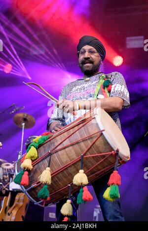 Johnny Kalsi del AFRO CELT SOUND SYSTEM DI ESEGUIRE AL Larmer Tree Festival, Wiltshire, Inghilterra, Regno Unito. Luglio 15, 2016 Foto Stock