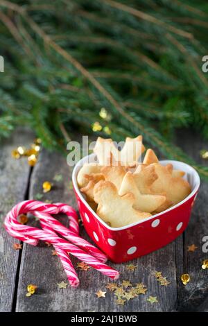 Biscotti di Natale e caramelle sulla superficie di legno Foto Stock