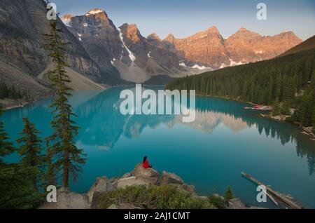 Il Moraine Lake più iconico luogo in tutto il Canada, posto occupato ma assolutamente magico Foto Stock