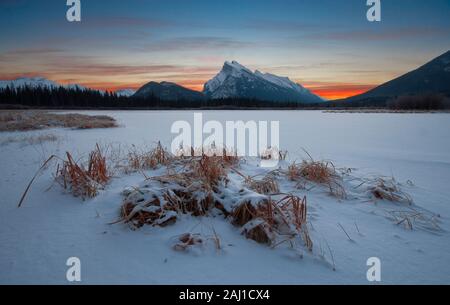 Vermiglio vicino lago città di Banff, un bellissimo luogo per alba e tramonto fotografie. Foto Stock