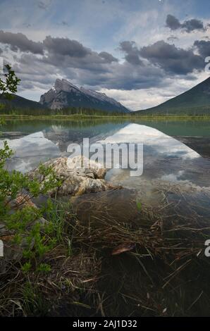 Vermiglio vicino lago città di Banff, un bellissimo luogo per alba e tramonto fotografie. Foto Stock