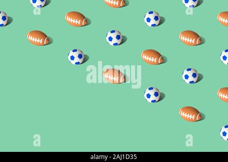 Palloni da calcio e palloni pattern su sfondo verde il minimo creative sport concept. Spazio per la copia. Foto Stock