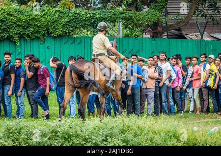 Kolkata, Bengala Occidentale / India - 4 Dicembre 2019: polizia montata in azione, controllando una folla all'ingresso di uno stadio Foto Stock