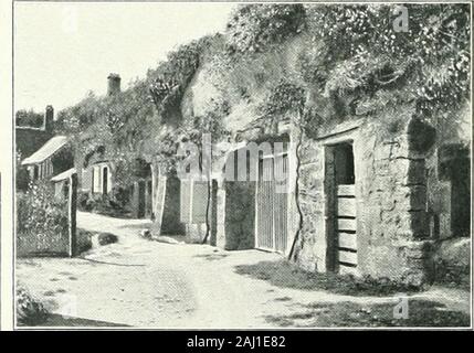 Album géographique: La Francia . .;.Il. Les vallées : Les Bords dk i.aViKSNK lRKs Ciiixox : i;x faux reggiseni knnnuK. - Cest A Travers le joli paga deChinon que débouche, dans le Val de I.oire,la pnissante rivière de Vienne. Sa vallée estem-odréc entre des plateaux que surmontentdes étendues de bruyères et de bois. Entreles falaises du Plateau, près de Chinon quitut longtemps la citadelle gardienne desfhcmins du Poitou, Vienne épand sesinondations, terribles entre toutes, dans unlarge val où salignent, à côté du accesa ordi-naire de la Rivière des faux bras et desmarais. La présente immagine offre la Foto Stock