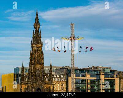 Vista di Sir Walter Scott gotico vittoriano monumento con star flyer fairground ride, Princes Street, Edimburgo, Scozia, Regno Unito Foto Stock