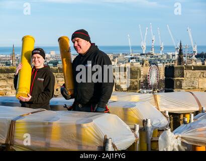 Il titanio fuochi d'artificio pirotecnico staff preparare i fuochi d'artificio per Capodanno Hogmanay di fuochi d'artificio, il Castello di Edimburgo, Scozia, Regno Unito Foto Stock