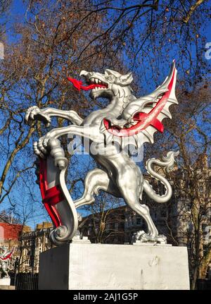 Il simbolo del drago che segna il confine occidentale della città di Londra, Inghilterra, Regno Unito Foto Stock