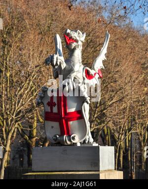 Il simbolo del drago che segna il confine occidentale della città di Londra, Inghilterra, Regno Unito Foto Stock