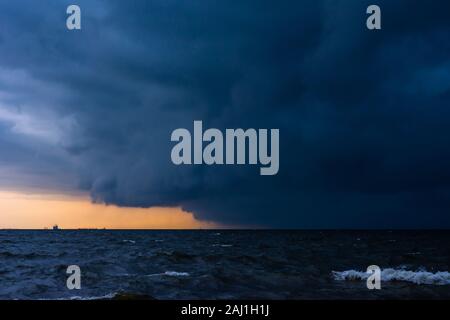 Avvicinando storm cloud con la pioggia sul mare. Foto Stock