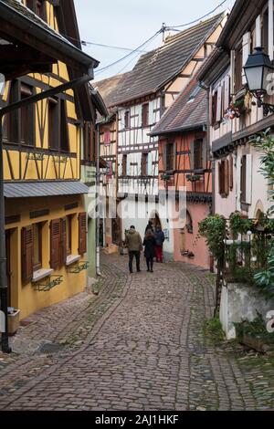 Tipiche case a graticcio lungo la Rue du Rempart Foto Stock