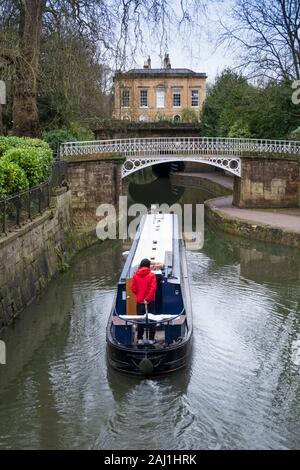 Narrowboat sul Kennet and Avon canal con la Cleveland House dietro Foto Stock