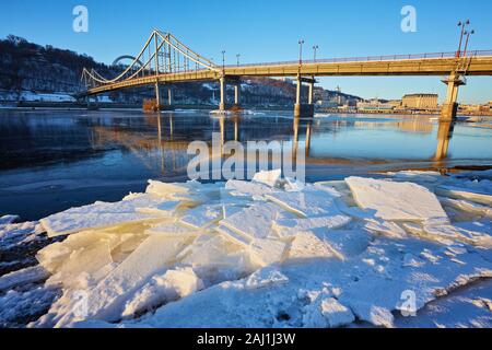 Park ponte attraverso il Dnieper. Kiyv, Ucraina Foto Stock