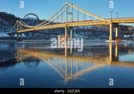 Park ponte attraverso il Dnieper. Kiyv, Ucraina Foto Stock