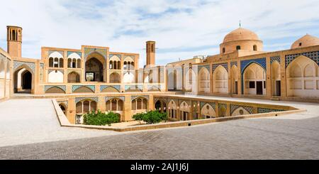 Agha Bozorg moschea, cortile interno, Kashan, Provincia di Isfahan, Repubblica Islamica di Iran Foto Stock