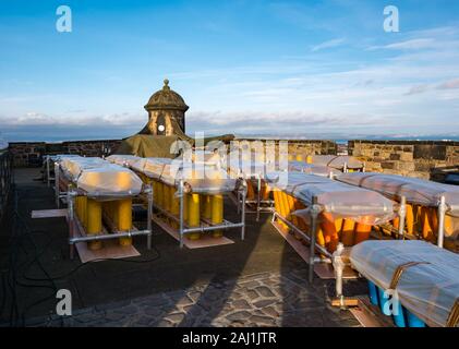 Fuochi d'artificio di titanio si prepara per la vigilia di Capodanno Hogmanay fuochi d'artificio, il Castello di Edimburgo, Scozia, Regno Unito Foto Stock