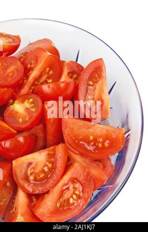 Un assortimento di tipi di pomodoro che sono state tagliate in fette di un blu trasparente del contenitore in vetro isolato su un fondo bianco. Foto Stock