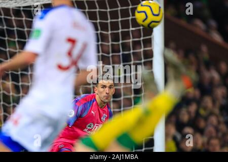 Il 1 gennaio 2020, Carrow Road, Norwich; Premier League, Norwich City v Crystal Palace : Vicente Guaita (31) di Cristallo Palace occhi la sfera Credito: Georgie Kerr/news immagini Foto Stock