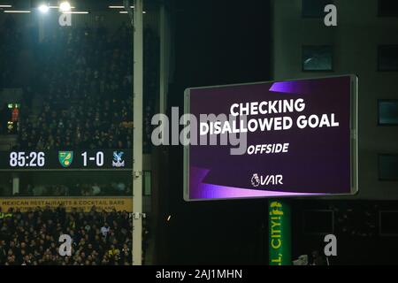 Il 1 gennaio 2020, Carrow Road, Norwich; Premier League, Norwich City v Crystal Palace : VAR i controlli per un obiettivo non consentito Credito: Georgie Kerr/news immagini Foto Stock