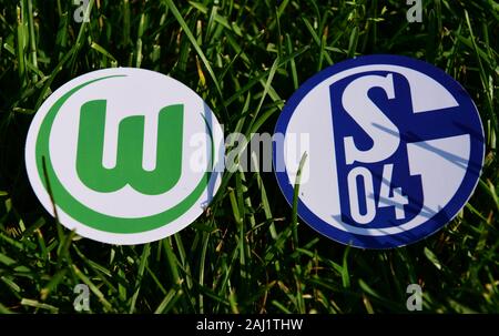Settembre 6, 2019, Monaco di Baviera, Germania. Emblemi del tedesco club di calcio Schalke 04 Gelsenkirchen e VfL Wolfsburg sul prato verde Foto Stock