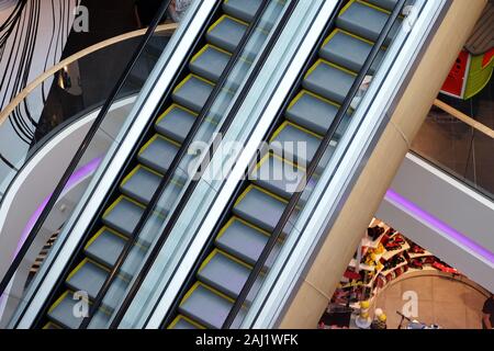 Luminosa e moderna shopping mall architettura di interni. Escalator in un centro commerciale. Interno del mall. Foto Stock