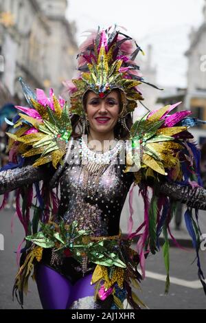 Londra, Regno Unito. 01 gen, 2020. Un ballerino dalla London School of Samba prende parte durante la sfilata.il trentaquattresimo anno di Londra il primo giorno del nuovo anno parata inizia il primo giorno del 2020 con migliaia di artisti provenienti da tutto il mondo. Come uno dei più grandi del mondo spettacolare strada, ogni anno, ballerini, acrobati, cheerleaders, Marching Band, i veicoli storici e più assemblare nel cuore della capitale per una celebrazione colorati. Credito: SOPA Immagini limitata/Alamy Live News Foto Stock