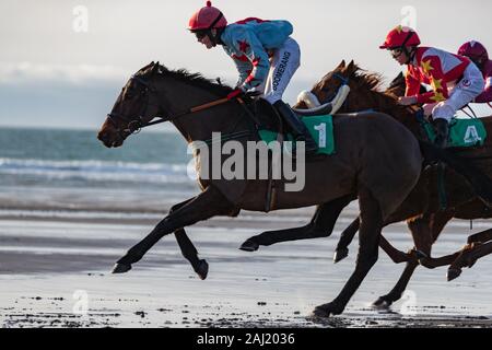 Ballyheigue, Irlanda - 1 Gennaio 2020: le corse di cavalli sulla spiaggia di Ballyheigue nella costa occidentale della contea di Kerry il giorno di nuovi anni Foto Stock