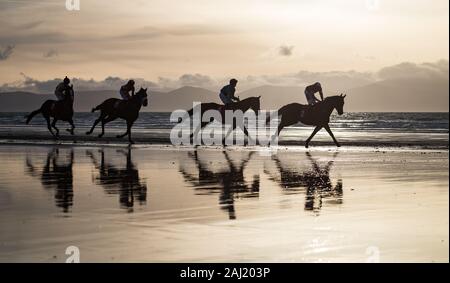 Ballyheigue, Irlanda - 1 Gennaio 2020: le corse di cavalli sulla spiaggia di Ballyheigue nella costa occidentale della contea di Kerry il giorno di nuovi anni Foto Stock