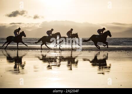 Ballyheigue, Irlanda - 1 Gennaio 2020: le corse di cavalli sulla spiaggia di Ballyheigue nella costa occidentale della contea di Kerry il giorno di nuovi anni Foto Stock