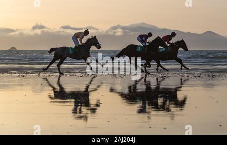 Ballyheigue, Irlanda - 1 Gennaio 2020: le corse di cavalli sulla spiaggia di Ballyheigue nella costa occidentale della contea di Kerry il giorno di nuovi anni Foto Stock