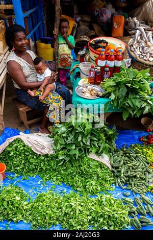 Donna vendita di verdure al mercato Kpalime, Togo, Africa occidentale, Africa Foto Stock