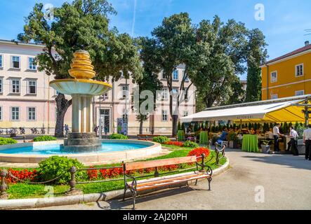 Vista di caffetterie e fontana in Piazza Dante, Pola, Istria, Croazia, Adriatico, Europa Foto Stock