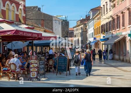 Vista del ristorante cafe su Trg Slobode, la città vecchia di Porec, Istria, Croazia, Europa Foto Stock