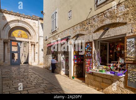 Vista di ingresso alla Basilica Eufrasiana, la città vecchia di Porec, Istria, Croazia, Europa Foto Stock