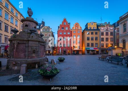 Crepuscolo sopra le variopinte facciate di case a schiera nel medioevo Stortorget Square, Gamla Stan, Stoccolma, Svezia, Scandinavia, Europa Foto Stock