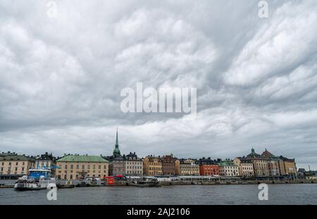 Nuvole temporalesche oltre gli edifici storici di Gamla Stan dal mare, Stoccolma, Svezia, Scandinavia, Europa Foto Stock