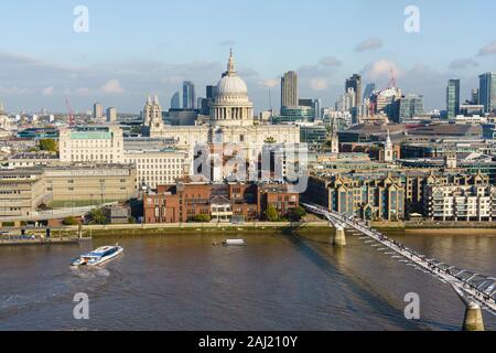 Una coppia di Lego seduta sul Fiume Tamigi guardando la skyline di Londra  con San Paolo e il Millennium Bridge Foto stock - Alamy