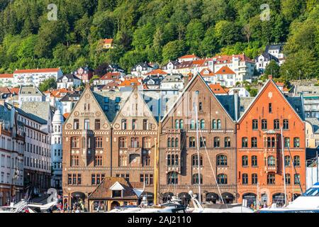 Facciate di antichi edifici anseatica di Bryggen, il più grande porto commerciale del nord europa nel XIV secolo, UNESCO, Bergen Hordaland, Norvegia Foto Stock