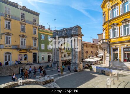 Vista dell'arco dei Sergii, Pola, Istria, Croazia, Adriatico, Europa Foto Stock