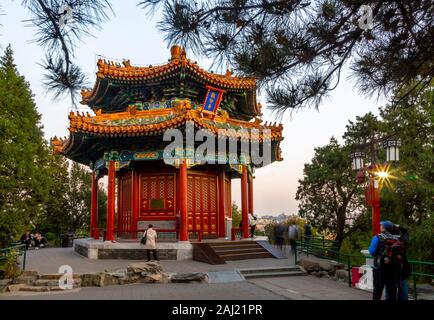 Vista del Guanmiao Pavilion nel Parco Jingshan al tramonto, Xicheng, Pechino, Repubblica Popolare di Cina e Asia Foto Stock