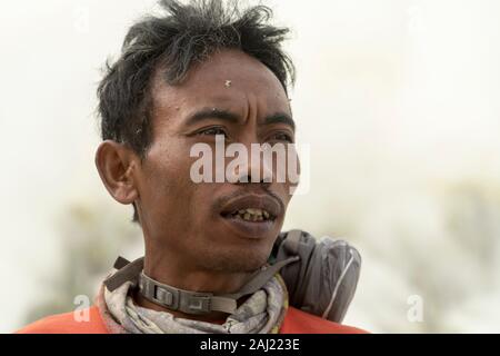 Una miniera di zolfo in posa per una foto dentro il vulcano Ijen, Java Orientale, Indonesia. 08/12/19 Foto Stock