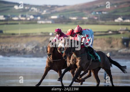 Ballyheigue, Irlanda - 1 Gennaio 2020: le corse di cavalli sulla spiaggia di Ballyheigue nella costa occidentale della contea di Kerry il giorno di nuovi anni Foto Stock