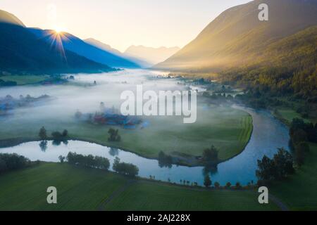 Foschia sopra i campi coltivati lungo il fiume Stryneelva, vista aerea, Stryn, Nordfjorden, Sogn og Fjordane county, Norvegia, Scandinavia, Europa Foto Stock
