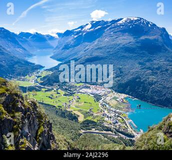 Vista aerea di escursionisti sulla sospensione ponte sulla Via Ferrata alta fino al di sopra del fiordo, Loen, Stryn, Sogn og Fjordane county, Norvegia, Scandinavia, Europa Foto Stock