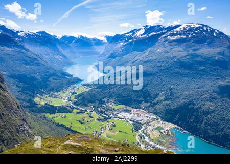 Vista aerea del lago Lovatnet, Loen village e Nordfjord, Stryn, Sogn og Fjordane county, Norvegia, Scandinavia, Europa Foto Stock