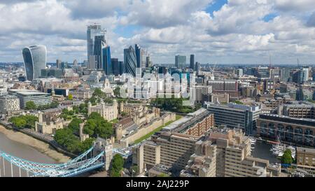 London Citys Centre dall'alto. Vista aerea del paesaggio urbano della Torre di Londra, del Tower Bridge e del centro finanziario della città con grattacieli Foto Stock