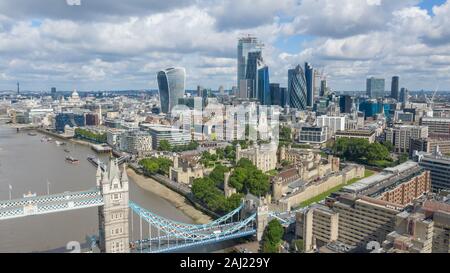 Città di Londra, paesaggio urbano con edifici moderni e skyline dei grattacieli, Torre di Londra in primo piano, cielo blu chiaro - panorama della Gran Bretagna Foto Stock