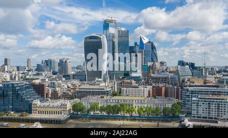 Il punto di riferimento dello skyline di Londra con i famosi centri d'affari e grattacieli. Centro finanziario e bancario di Londra nel Regno Unito Foto Stock